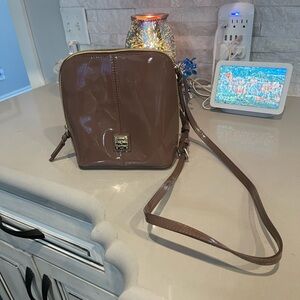 DOONEY & BURKE PATENT CROSSBODY